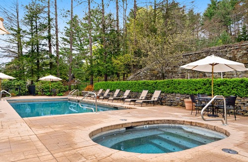 Proctorsville House | Ground-floor apartment with pool, hot tub, tennis & gym access - near skiing