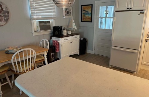 Surf City House | Ground Floor Beach Cottage, block from ocean, shops & restaurants