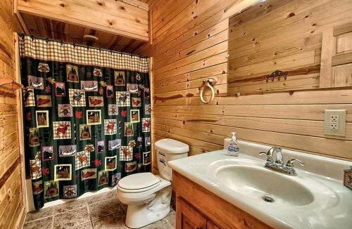 Rockbridge House | Group Spacious Cabin with Hot-Tub and Picnic Areas in Ohio