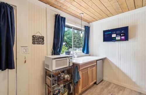 Shelton House | Guest Cottage with Lake Access Row Boat Kayaks