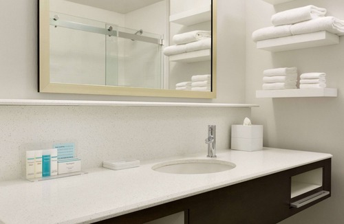 North Olmsted Hotel | Hampton Inn North Olmsted Cleveland Airport