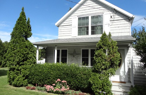 East Quogue House | HAMPTONS RETREAT *POOL & HOT TUB*
