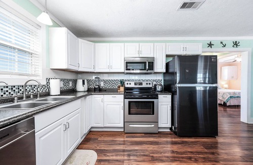 Cedar Lane House | Handicap Accessible-Vacation Rental in Sargent with Screened-In Porch