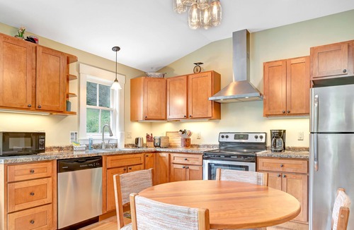 Hartland House | Hartland/Woodstock Hideaway with sunlit spaces, high ceilings & full kitchen