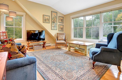 Hartland House | Hartland/Woodstock Hideaway with sunlit spaces, high ceilings & full kitchen