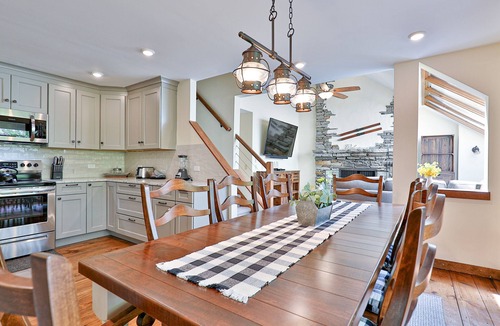 Plymouth Condo | Hawk Mountain retreat near Okemo with wifi, washer/dryer & deck