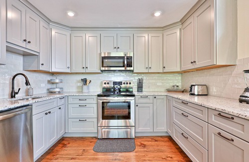 Plymouth Condo | Hawk Mountain retreat near Okemo with wifi, washer/dryer & deck