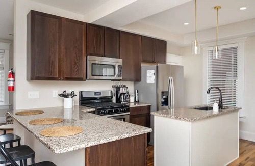Victorian Village House | Heart of Columbus- Private Parking & Yard