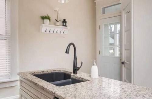 Victorian Village House | Heart of Columbus- Private Parking & Yard