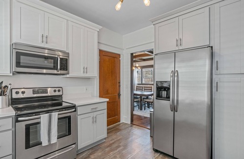 Bryant Apartment | *Heart of Elmwood Village cozy apartment*