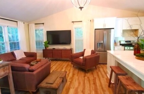 Huddleston House | Heavenly Hideaway: Makeover in 2020, Pool Table, Covered dock with Sundeck, Privacy!