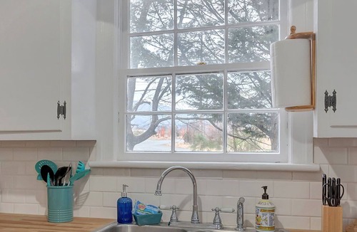 Batesville Cottage | High Street | Walk to Everything Crozet | Pet-Friendly