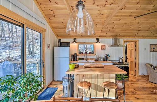 Williamsville Cabin | Hiking Trails On-Site: Cozy Falls Brook Cabin