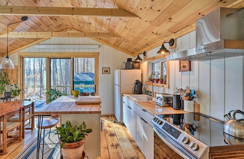 Williamsville Cabin | Hiking Trails On-Site: Cozy Falls Brook Cabin