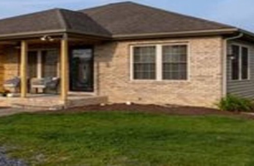 Broadway House | HILLTOP HIDEAWAY❤️Fire Pit~Grill~3BR~Pets❤️