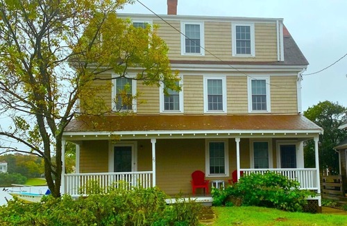 Hull House | Historic Beach House on Pond Across from Ocean/Beach