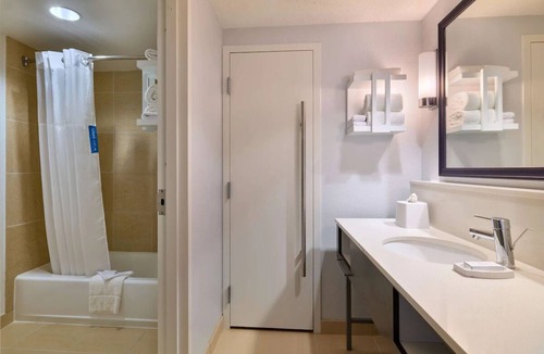 Mount Vernon Triangle Hotel | Historic D.C. Within Reach: Stay by Museums, Free Breakfast, Pet-Friendly