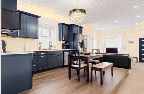 Rutland House | Historic, fully remodeled dog-friendly home with a full kitchen, washer/dryer