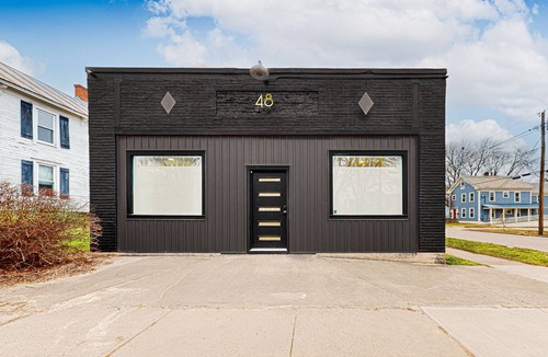 Rutland House | Historic, fully remodeled dog-friendly home with a full kitchen, washer/dryer