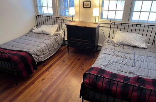Phoenicia Cabin | Historic Luxury Craftsman Lodge - Streamside - Remodeled Baths 2024