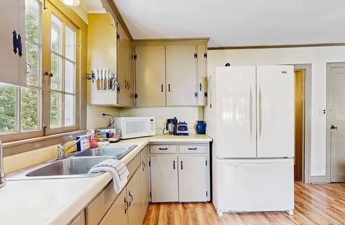 Chester House | Historic Vermont farmhouse in 100+ acres, balcony, sunroom, office, window a/c