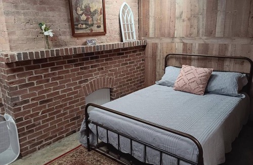Franklin Bed & Breakfast | History Meets Simplicity – Thoughtfully Restored Suite with Just the Essentials.