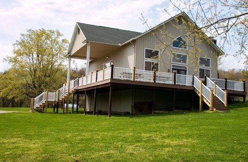 New Plymouth Cabin | Hocking Hills Lodge w/hottub,10acre lake, with Basketball & Pickleball court
