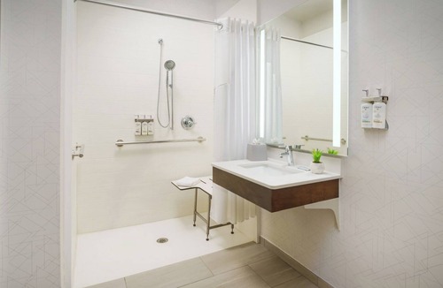 East Irondequoit Hotel | Holiday Inn Express Rochester NE- Irondequoit by IHG