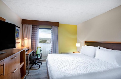 King of Prussia Hotel | Holiday Inn Express Hotel & Suites Philadelphia - King of Prussia by IHG
