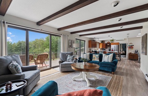 Oxford House | Home Away from Home with Mountain Views over Oxford Hills