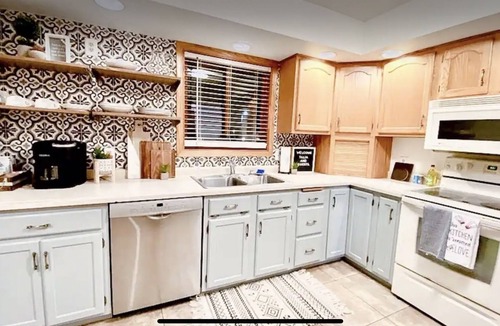 Rochester House | Home Calls the Heart- 10 minutes to Mayo. Split-level home with fenced-in yard.