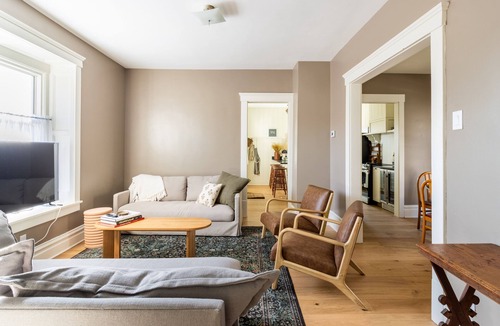 Kent House | Hop House is a calm home that comfortably sleeps 8. Walkable to downtown Kent!