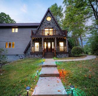 Summerlee House | Horseshoe Acres - Home theater, spa room, hot tub
