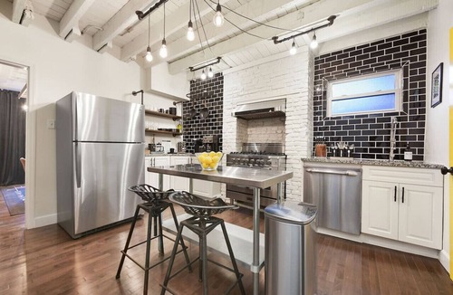 Central Northside House | ★ HostWise Stays ★ King Bed Carriage House in Mexican War Streets