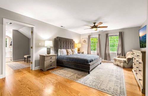 Leicester House | Hot Tub and Mountain Views just 15 min to Downtown Asheville!