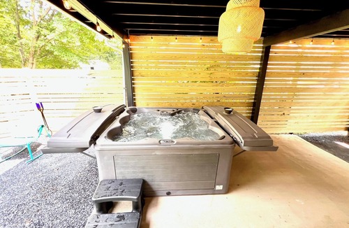 North Chesterfield Cottage | HOT TUB Mid Century Modern Ranch hosted by Heather