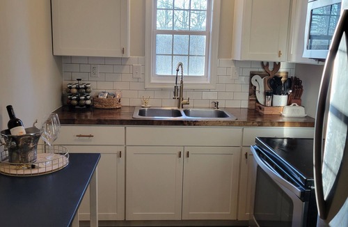 Great Cacapon Cottage | Hot tub/Pool Table/Wi-Fi/Gym/Views/Pets/Tanning