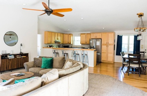 Massanutten House | Hot Tub! Spacious & Relaxing! Child/Dog Friendly! Close to all the Fun!