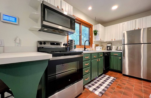 Wilmington Ski Chalet | HotTub&GameRm&Traeger Smoker-Across from Golf, 5 min to Lake, 15 min 2 Mt Snow