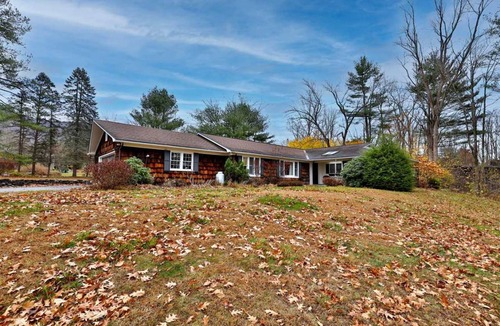 East Haven  Rutland County House | House ∙ 4 bedrooms ∙ 8 guests