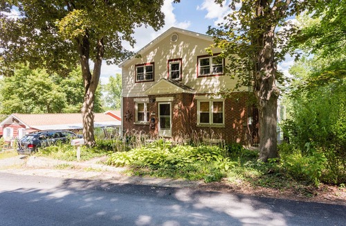 Coxsackie House | House on the Hudson River Beach