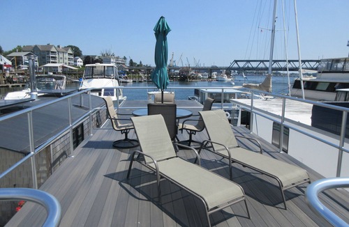 Portsmouth Boat Rental | Houseboat located in the beautiful Kittery/Portsmouth Harbor