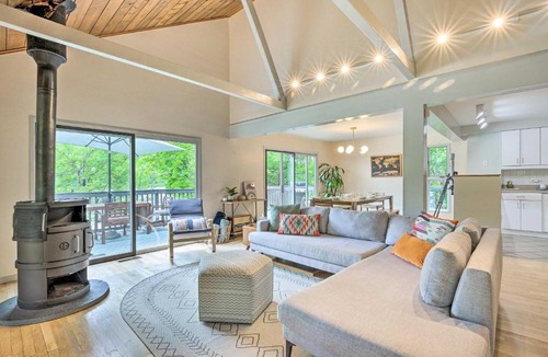 Clinton Corners House | Hudson Valley Home with Lake Views and Kayaks
