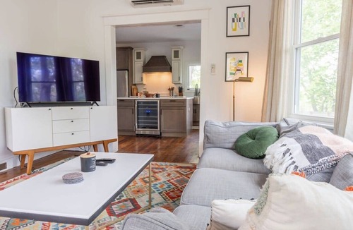 Hudson House | Hudson Victorian - Walkable to Warren St
