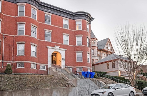 Aspinwall Hill Apartment | Huge 2b in desirable & quiet area. Near grocery and T-stop by Blueground
