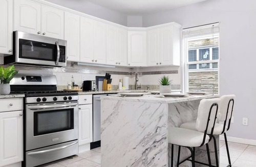 East Somerville Apartment | HUGE 3-bedroom apartment with parking in cool Somerville