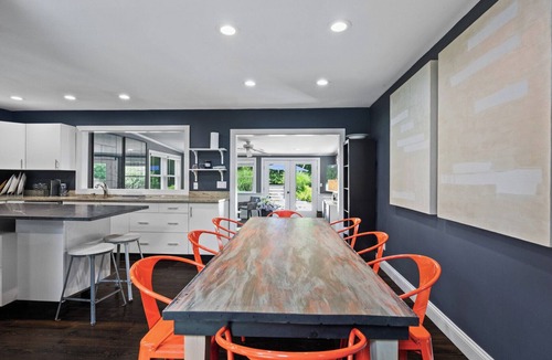 North Sea House | Huge Backyard, Large Living Room with Dining Area, Large Den with Built-In.