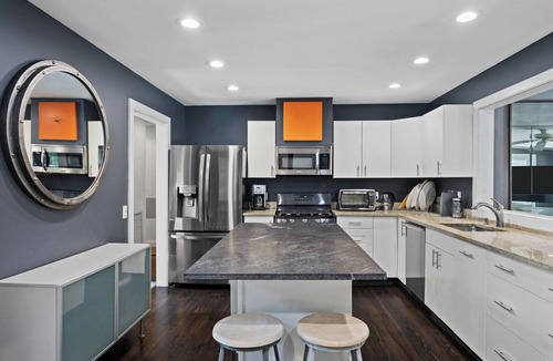 North Sea House | Huge Backyard, Large Living Room with Dining Area, Large Den with Built-In.