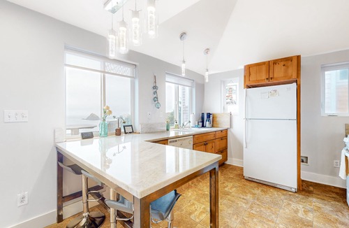 Oceanside House | Huge dog-friendly castle with ocean-view decks 5 minutes to the beach