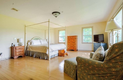 Reading House | Huge Home with Private Pond - Ideal Remote Getaway for Family, Friends & More